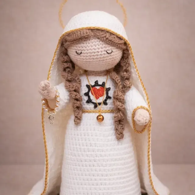 Santa com véu branco e coração sagrado no peito