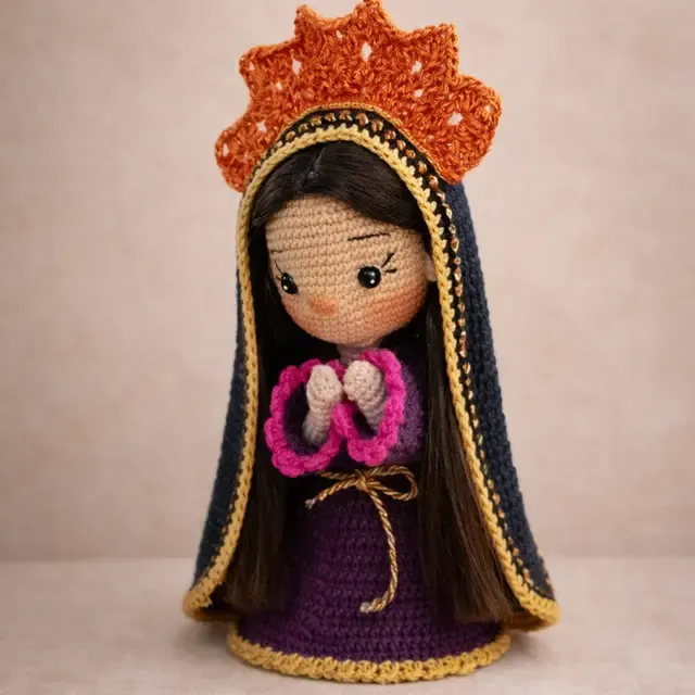 Nossa Senhora de Guadalupe com coroa laranja e manto roxo