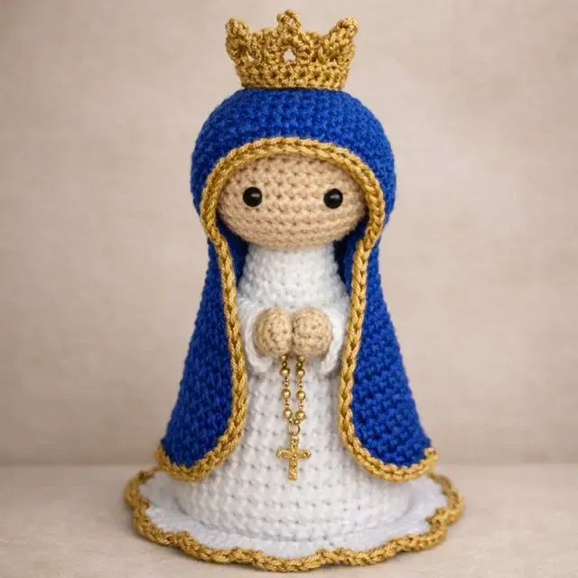 Nossa Senhora Aparecida com coroa dourada e manto azul real